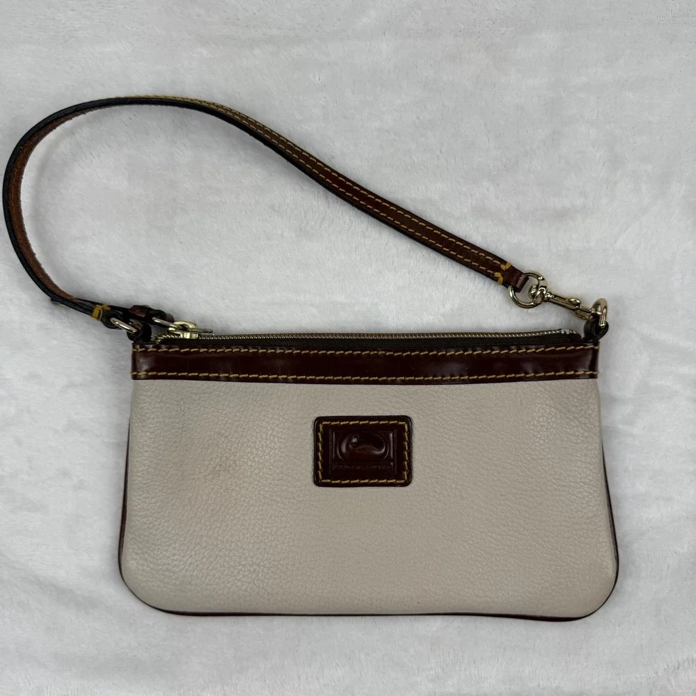 Dooney & Bourke Cream Pebbled‎ Leather Wristlet Pouch Brown Trim Duck Logo READ